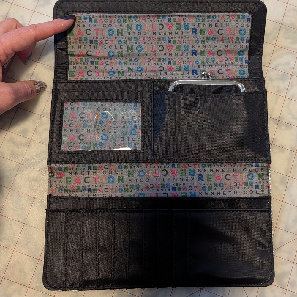 Kenneth Cole Reaction Bill-size Wallet - Picture 4 of 6